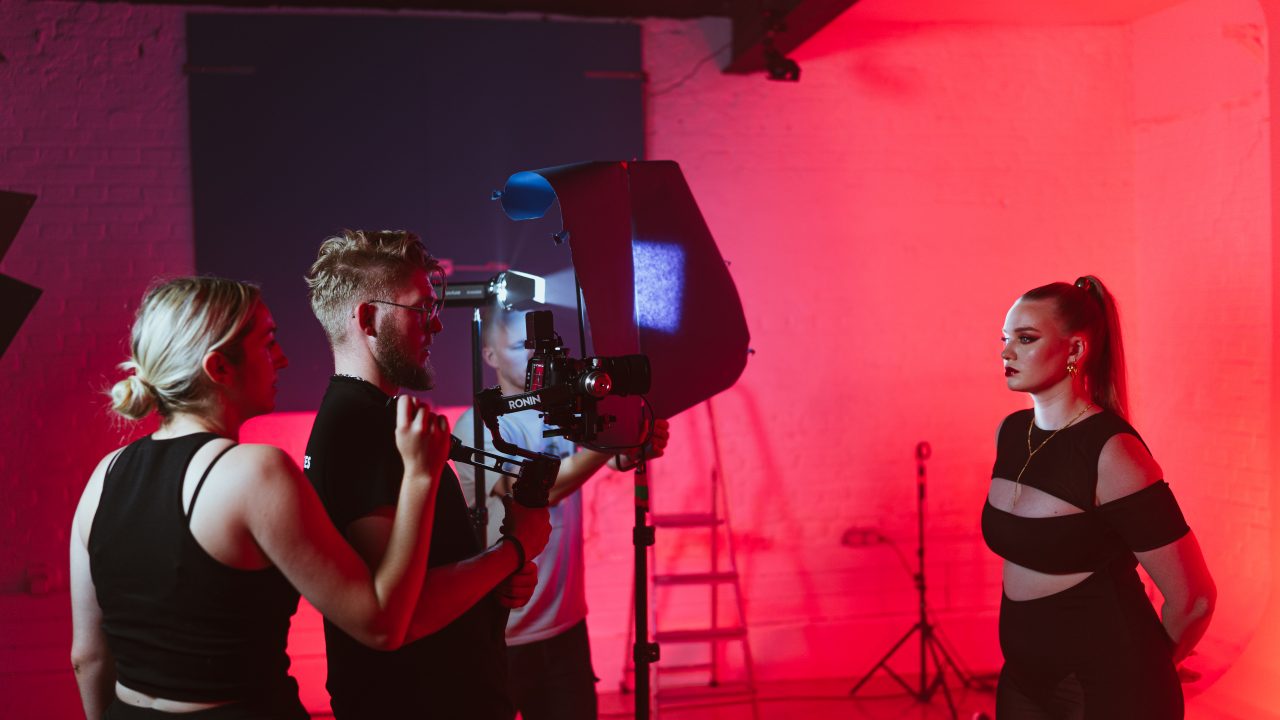 Welche Agenturen für Videoproduktion bieten Konzeptentwicklung bis Postproduktion an?